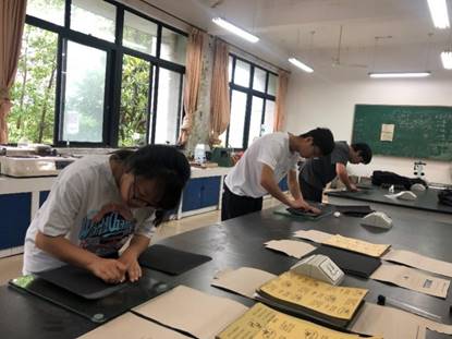 桌子上有一些人在厨房里中度可信度描述已自动生成 桌子上有一些人在厨房里中度可信度描述已自动生成